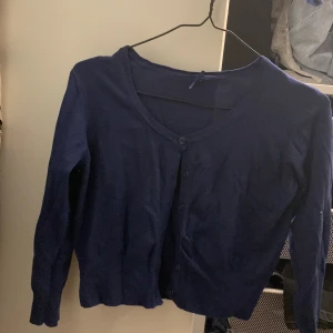 Blå kofta - En tunn mörk blå kofta, vet inte riktigt storlek då den köpts på secound han men skulle gissa den är i S. Jag står inte för frakten.