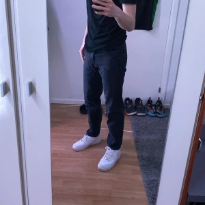 Relaxed fit, mörk grå/svarta jeans. - Knappt använda Jeans från H&M, passar väldigt bra, väldigt bra skick. Storlek 30/32, kontakta innan köp. 