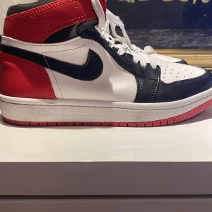 Air jordan 1 mid - Säljer mina Jordans använder inte så mycket . Har använt 2-3 gånger inte så mycke längre för jah fick nya. Är till båda kön. Storlek 36 men kan passa till 37.