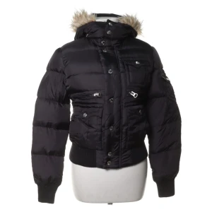 True Religion jacka - Vår/höst-dunjacka med avtagbar luva. Köpt på sellpy men nästan som ny, använd av mig typ tre gånger.