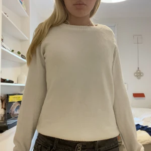 Vila tröja - En jätte skön stickad tröja från vila i vitt