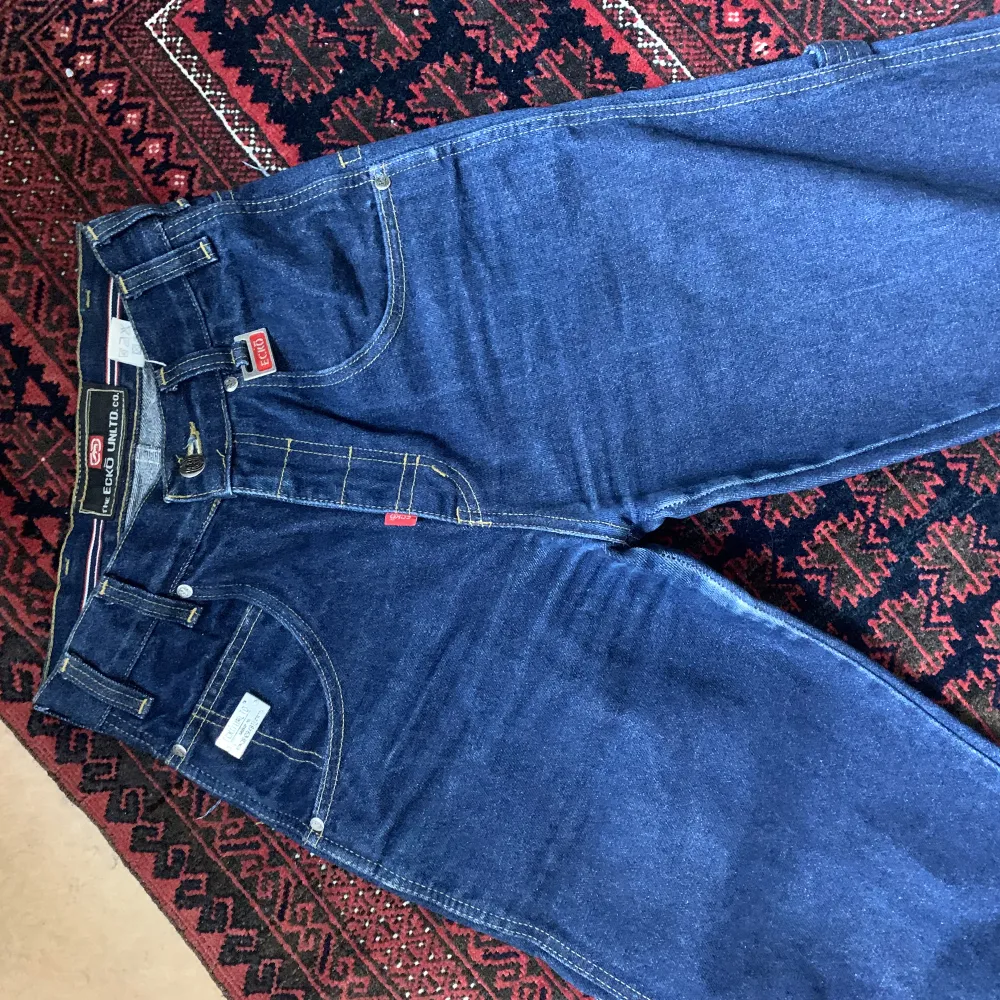 Ett par skitsnygga ecko unltd som jag älskar men som tyvärr har blivit för små för mig ;( de är i väldigt bra skick och har jättesnygga detaljer, typ arbetarbyxor. . Jeans & Byxor.