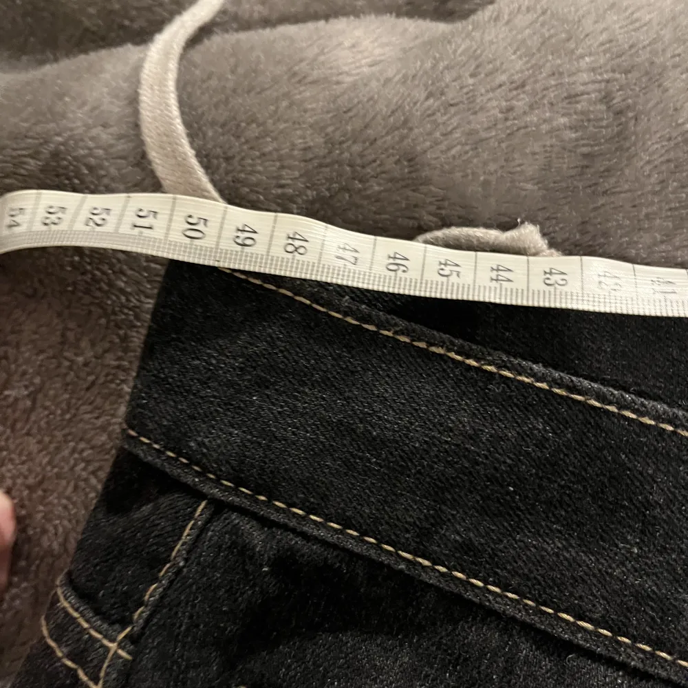 Dessa jeans är extremt stora, jag har haft på mig dessa några gånger men då har jag använt snöre och knutit. Märket heter Townz, streetwear märke. Det står storlek 42 på lappen men byxorna är stora. Jeans & Byxor.