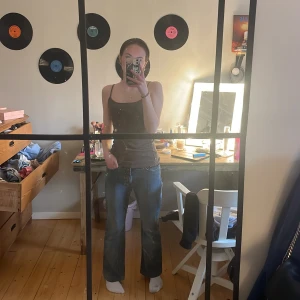 Fint linne - Säljer de här svin snygga linnet som passar perfekt till ett par lågmidjade jeans då linnet är lite längre och sätter sig Tajt mot kroppen❤️ färgen är lite brun grön aktig❤️ linnet passar en xs eller mindre s❤️ skriv vid frågor eller annat❤️