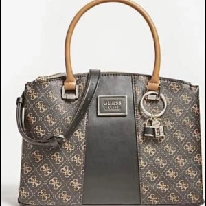 Guess väska  - Guess väska säljes Kan fraktas  Finns i Uddevalla 