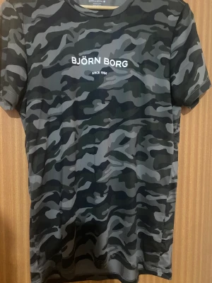 T-shirt - Svart militär Björn Borg  tränings t-shirt, Bra för att träna och för att chilla hemma. Storlek M