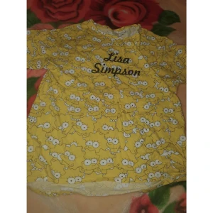 Lisa Simpson t-shirt  - ANVÄND INTE KÖP NU ^^ -Endast testad och passar mig som har XS/S i vanliga fall! Frakt: 45kr 