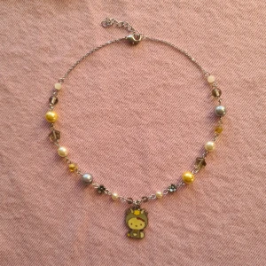 Hello Kitty halsband - Handgjort halsband. Gjort av rostfritt stål och diverse pärlor💕 Längd är ca 35cm långt med 5,5cm extra längd! (kan skicka med frimärke om du betalar med swish!) 