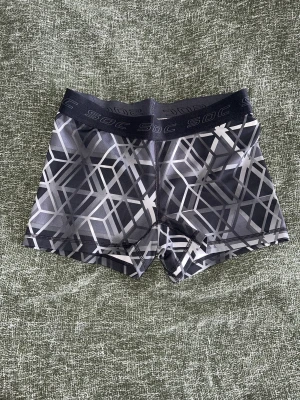 Tränings shorts  - Båda är i stl 38 men de är rätt små i storleken, passar för 36. Knappt använda. 50kr styck eller 80 för båda 
