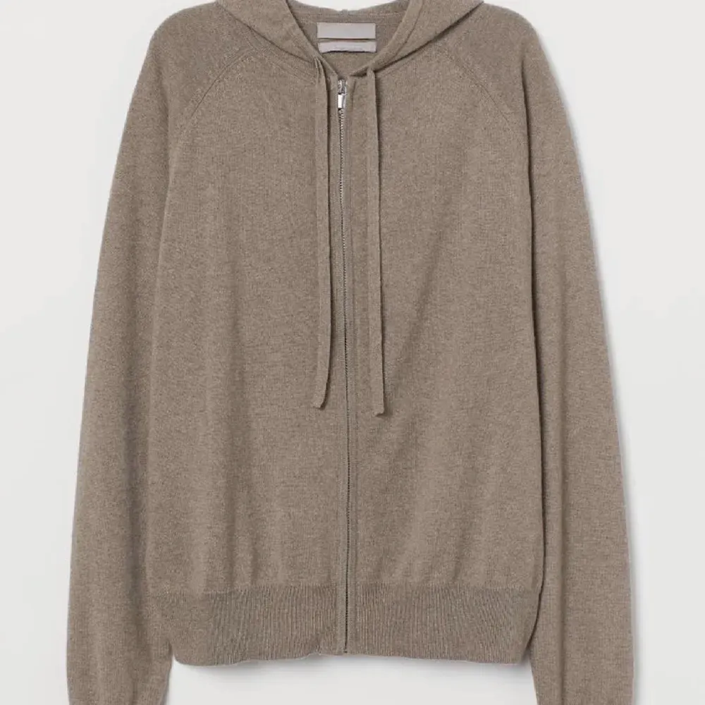 Super fin cashmere tröja ifrån h&m. Köpte för 700kr. Super fint skick. Passar perfekt på mig som har S. Hör av er vid intresse eller funderingar💞. Stickat.