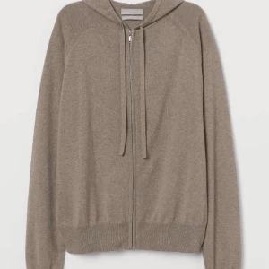 Cashmere zip-up - Super fin cashmere tröja ifrån h&m. Köpte för 700kr. Super fint skick. Passar perfekt på mig som har S. Hör av er vid intresse eller funderingar💞