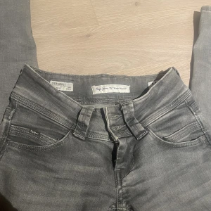 Pepe jeans - (Lägger ut igen pga oseriös köpare)  Säljer mina Gråa lågmidjade Pepe jeans, använda ett fåtal gånger så de är i nyskick! Slutsålda överallt!!  Pris kan diskuteras vid snabbt köp💕
