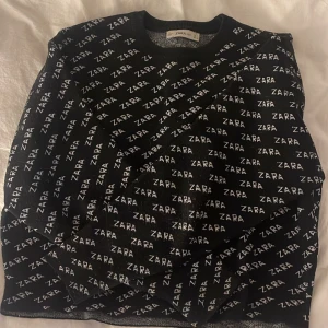 Zaratröja - Så fin stickad tröja ifrån zara!🖤super skön men tyvärr lite för liten för mig