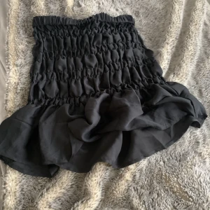 Kjol - Fin svart kjol från bohoo. Säljer då den inte kommer till användning. Perfekt till sommaren.