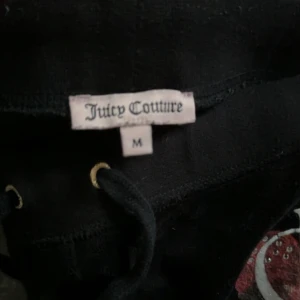 Juicy byxor  - gammal modell på juicy byxor, använt ett par gånger, inga skador utan enbart loggan på andra bilden som flagnat super lite men de inget som syns 