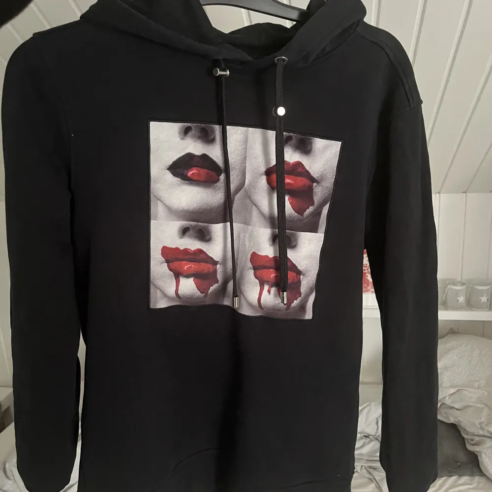 Ordinarie pris: 2500 Storlek: M Den är som ny!!. Hoodies.