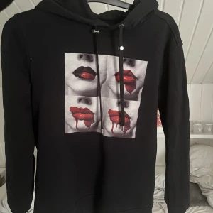 Limitato Hoodie M - Ordinarie pris: 2500 Storlek: M Den är som ny!!