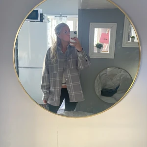 Rutig kapp - Säljer denna superfina kappan från h&m då den ej används löngre och den ej går att köpa i butik, superskön och varm så att man kan ha den höst, vinter och lite in på våren. Ljusgrå i färgen och inge defekter köpt för 500kr och säljer för 150kr + frakt🫶🏼❣️