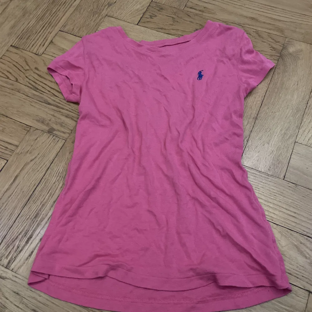 Söt rosa T-shirt! Säljer pga använder inte, märket är  Ralph lauren . T-shirts.