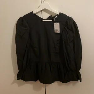 Blus - Säljer denna puffärmade blus som är i nyskick och är aldrig använd. Frakten beror på vad paketet väger!