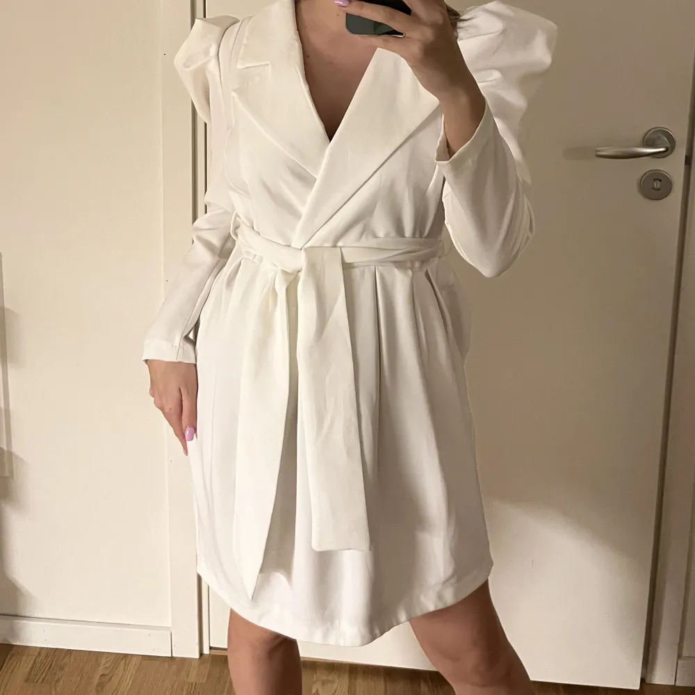 White dress, size S/M, I worn once. Klänningar.