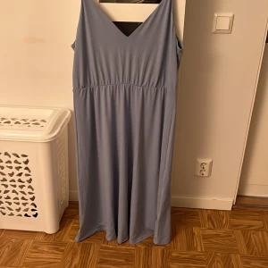 Blå långklänning - Blå långklänning från H&M. Använd en gång. Säljer pågrund av för stor 