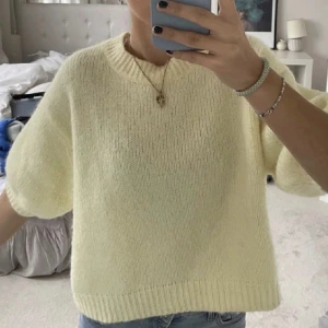 Stickad tröja - Ljusgul stickad tröja från Zara som är så himla fin till våren. Slutsåld och helt oanvänd! 💛 lånad bild men skriv för egna 