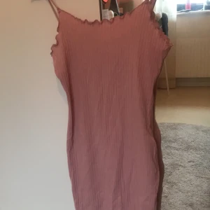 Rosa klänning - Ribbad rosa klänning i storlek S men passar även M. 