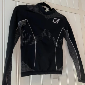 Off White tröja - Svart Off White långärmad tröja i storlek xs/s. Använd fåtal gånger, i nyskick. Nypris 3700. Köpare står för frakt.