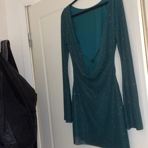 Parthea klänning  - Säljer min oanvända parthea klänning (lappar kvar) i xs mörkgrön