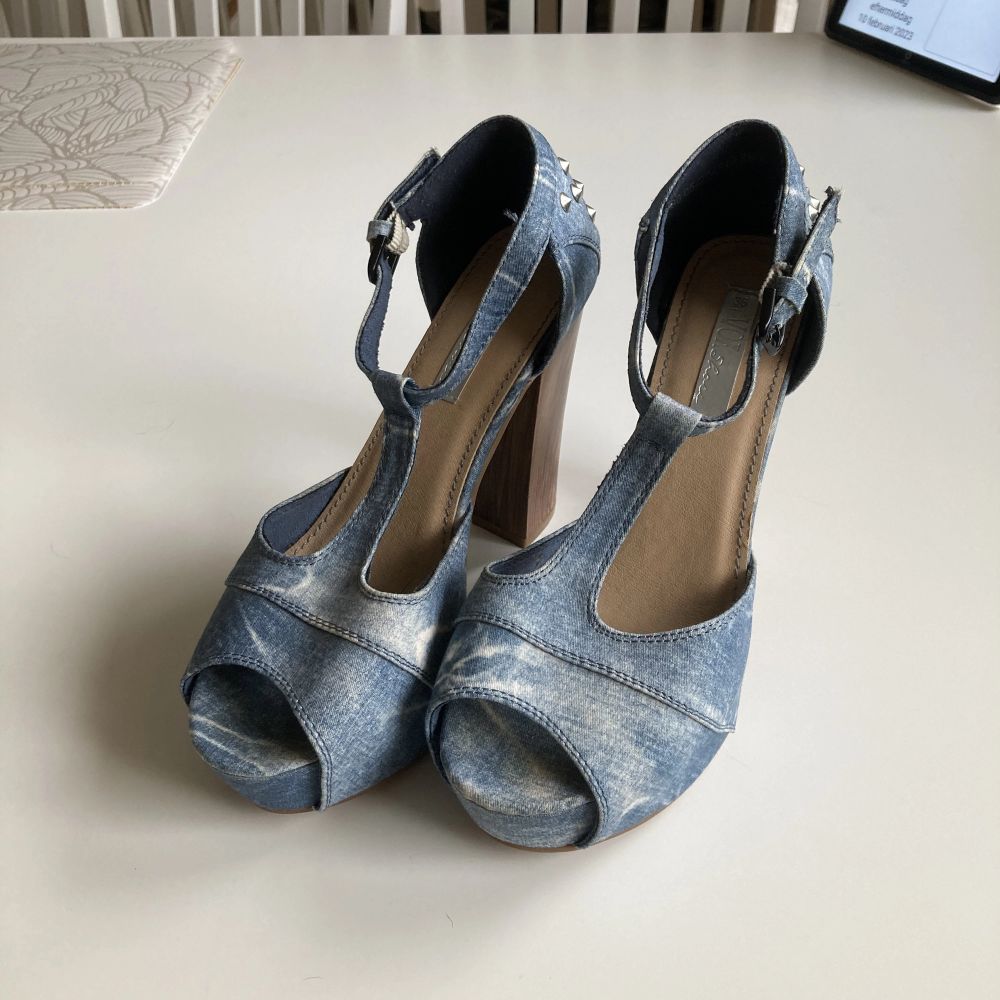 Denim Klackskor från Vox Shoes i storlek 36. Köparen betalar för frakten; kan annars mötas i Karlstad🥰❤️. Skor.