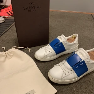 Valentino garavani - Hej! Säljer mina Valentio garavani i light blue, som inte säljs längre (De är ovanliga.) Det är stl 45. De är i fint skick. De är köpta i butik och man får med orginallåda, dustbag och andra skosnören. Det finns en guld kod inuti som visar att de är äkta.