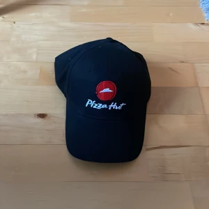 Pizza Hut keps - En väldigt unik pizza hut keps direkt från pizza hut    Fråga inte hur jag fick tag i den