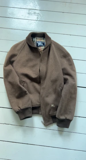 Burberry jacka - Burberry jacka i bra skick, passar S/M