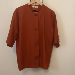 Skjorta/kavaj - Rostorange kavaj med korta ärmar. Frakt tillkommer 