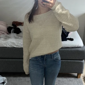 Stickad tröja  - Super fin stickad tröja. Passar till allt och har inga defekter eller liknande. Säljer då jag har ett par stickade tröjor i samma färg. ❤️