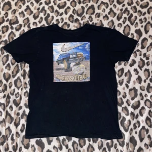 Nike tshirt - Jätte snygg oversized Nike T-shirt med coolt lite vintage och basket tryck⭐️
