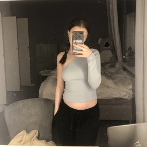 Enarmad topp - Detta enarmad ribbad topp är från Gina tricot kommer ej till användning, köptes för längesen och tror inte den finns att köpa mer. Använd Max 4 gånger, så i nyskick! Nypris 199!