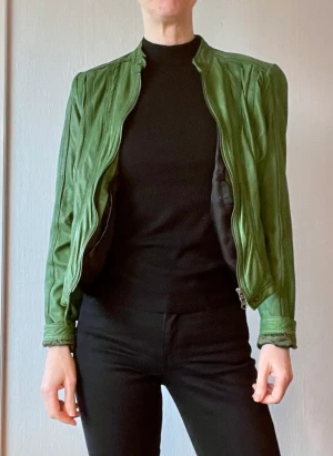 Skinnjacka  - Riktigt snygg jacka i skinn. Välkänt märke känt för sina skinnjackor. Helt i nyskick. Inköpt för 2999 kr