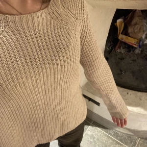 Stickad tröja - Fin, stickad tröja med långa ärmar, perfekt till sommaren🤩 Pris kan diskuteras💖hör av dig om du undrar något💕 
