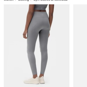 Seamless träningstights  - Säljer två par seamless träningstights i grå och svart och ett par tränings shorts i samma kollektion. S på allt och allt är oanvänt då de är försmå för mig. 250 kr för allt