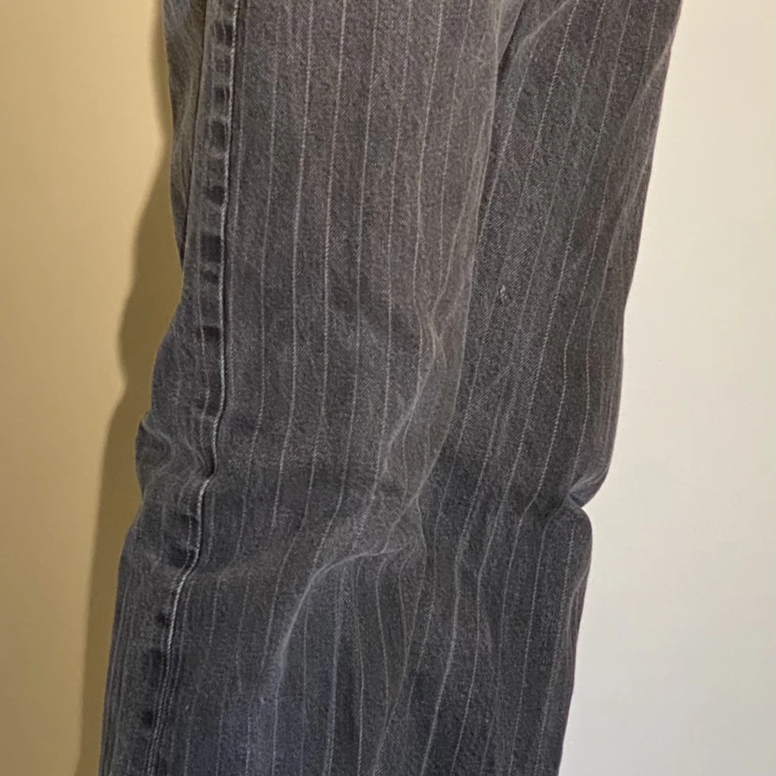 Kritvitsrandiga svarta byxor - 91