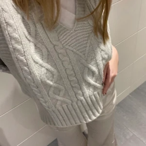 Stickad väst  - Stickad väst ifrån zara🖤 storlek M, knappt använd. Köparen står för frakt!