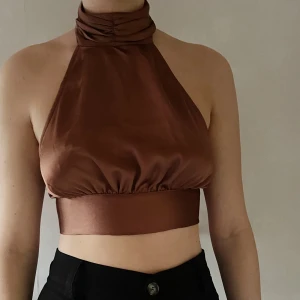 Kopparfärgad topp - Jättesnygg kopparfärgad topp som är öppen och knyts på ryggen