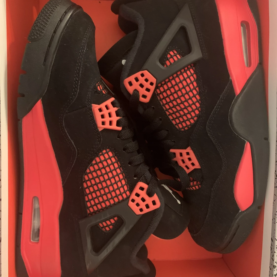 Jordan 4s thunder red - 90