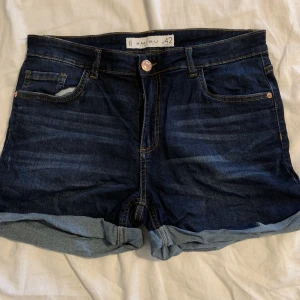 Jeansshorts  - Snygga mörkblå jeansshorts från New yorker i storlek 42! Knappt använda, frakt tillkommer.