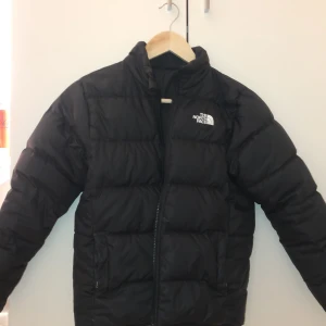  The North Face jacka - Köpte den begagnad men i väldigt gott skick! Den har ett litet hål vid fickan men det syns knappt.