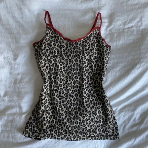 Sött Linne med Leopardmönster - gulligt linne med leopardmönster! köpt second hand, fint skick! pris kan diskuteras vid snabb affär🫶🫶