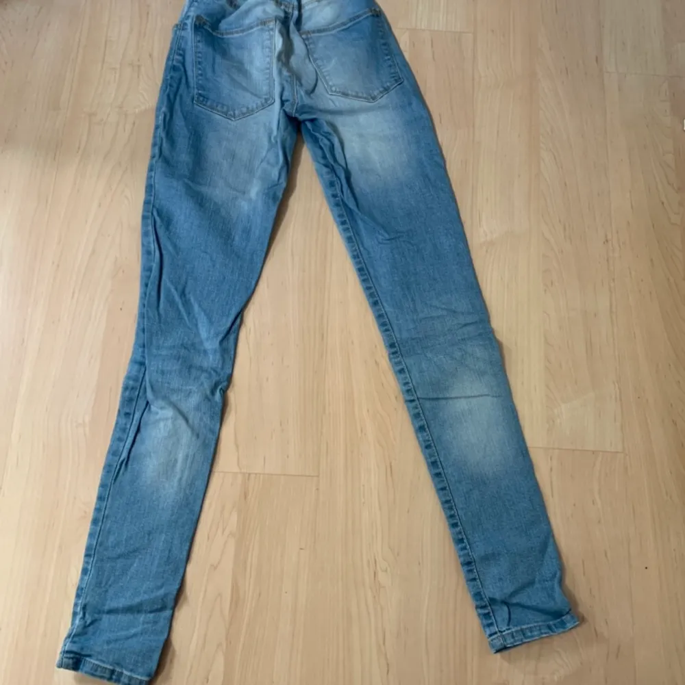 Ljusblå jeans i storlek S. Från Lager 157. Modell skinny. . Jeans & Byxor.