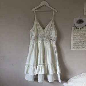 Sommar klänning - Jättefin vit sommar klänning perfekt till studenten. Köpt på Shein men aldrig använd för att jag bara inte har vågat💗